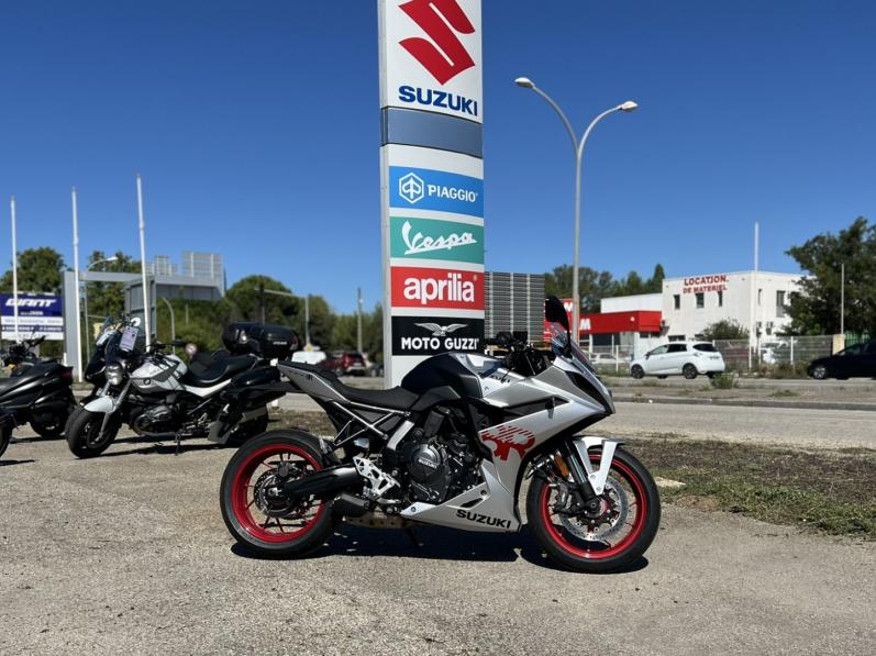 SUZUKI GSX-8R